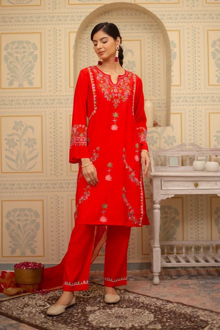Falak Kashmiri Kurta Set In Muslin Red