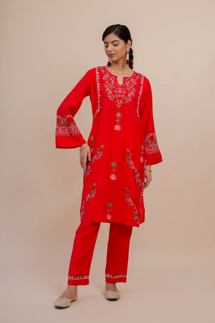 Falak Kashmiri Kurta Set In Muslin Red